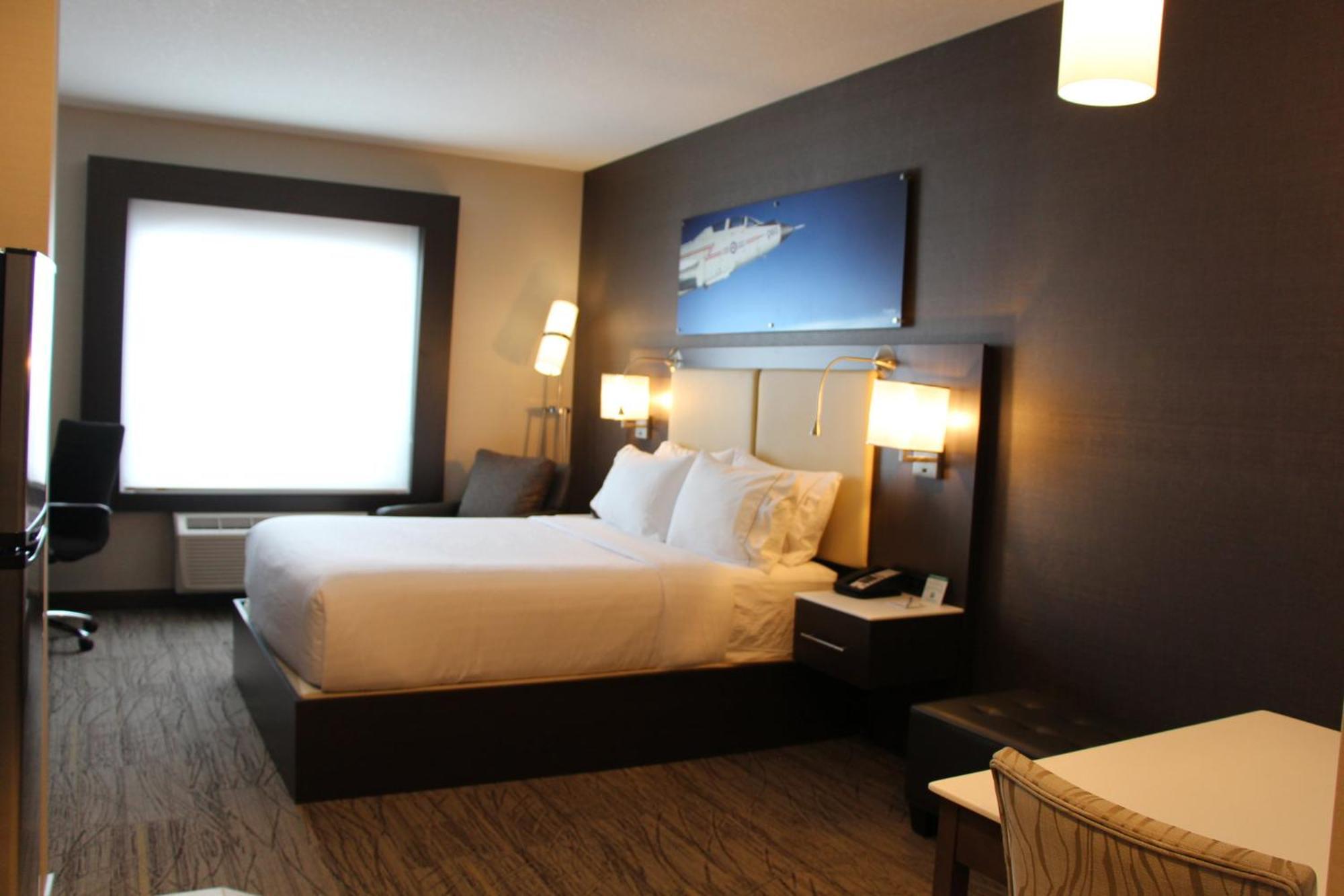 Holiday Inn Express & Suites Cold Lake By Ihg Exterior photo